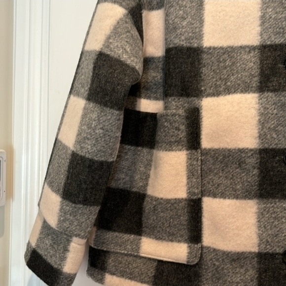 Banana Republic Black and Cream Plaid Teddy Jacket - Picture 6 of 6